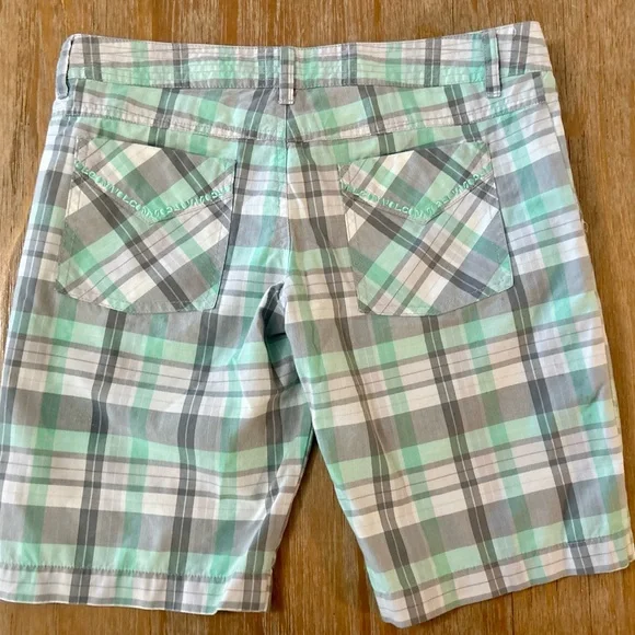 Volcom Bermuda Shorts - Picture 6 of 10